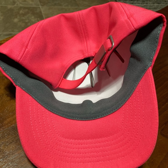 Women’s Under Armour Adjustable cap - Picture 3 of 3